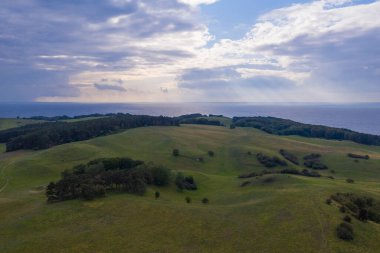 Ruegen, Almanya 'daki Moenchgut bölgesinde insansız hava aracı panoraması .