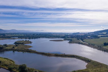 Almanya 'da göl ve manzara üzerine İHA panoraması .