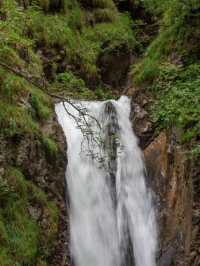 Avusturya, Tyrol 'daki Wolfsklamm Kanyonunda Şelale