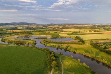 Almanya Weser nehri üzerinde insansız hava aracı panoraması .