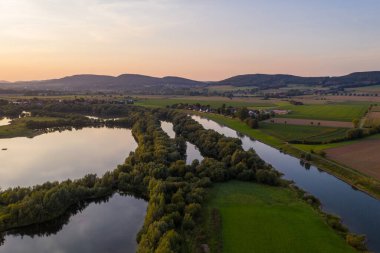 Almanya 'da göl ve manzara üzerine İHA panoraması .