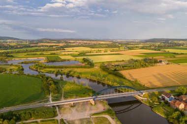 Almanya Weser nehri üzerinde insansız hava aracı panoraması .