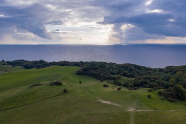 Ruegen, Almanya 'daki Moenchgut bölgesinde insansız hava aracı panoraması .