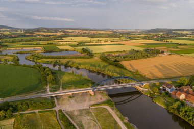 Almanya Weser nehri üzerinde insansız hava aracı panoraması .