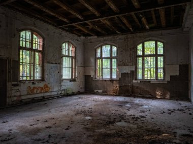 Kayıp bir binanın eski terk edilmiş odası. .