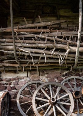 Çiftlik evinin eski çember çarkları .