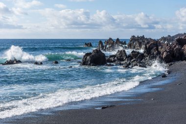 Volkanik siyah plajdaki sörf El Golfo, Lanzarote .