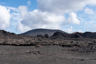 Lanzarote Adası, Kanarya Adaları 'ndaki Timanfaya Ulusal Parkı' nın volkanik manzarası .