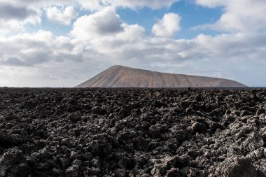 Timanfaya Ulusal Parkı, Lanzarote Adası, Kanarya Adaları 'nda bulunan bir İspanyol milli parkıdır. Timanfaya, Lanzarote Adası 'nda aktif bir volkanik bölge ve popüler bir turistik merkezdir..