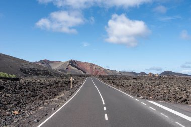 Timanfaya Milli Parkı 'ndaki sürücü yolu, Lanzarote Adası, Kanarya Adaları' ndaki bir İspanyol milli parkıdır.