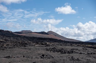 Lanzarote Adası, Kanarya Adaları 'ndaki Timanfaya Ulusal Parkı' nın volkanik manzarası .