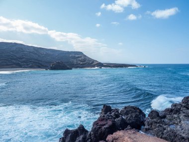 Volkanik siyah plajda sörf El Golfo, ada Lanzarote.