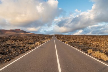 Lanzarote Adası, Kanarya Adaları 'ndaki Timanfaya Milli Parkı' nın yolu