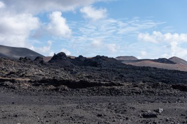 Lanzarote Adası, Kanarya Adaları 'ndaki Timanfaya Ulusal Parkı' nın volkanik manzarası .