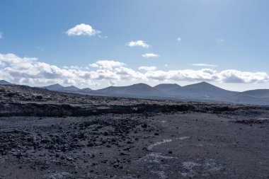 Lanzarote Adası, Kanarya Adaları 'ndaki Timanfaya Ulusal Parkı' nın volkanik manzarası .