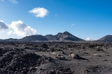 Lanzarote Adası, Kanarya Adaları 'ndaki Timanfaya Ulusal Parkı' nın volkanik manzarası.