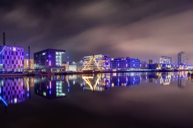 Almanya 'daki Bremerhafen kentinin mimarisi ve gece manzarası .