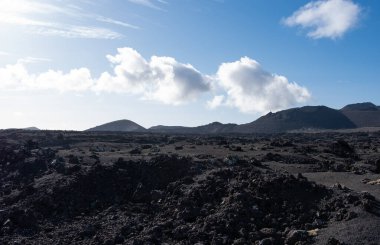 Lanzarote Adası, Kanarya Adaları 'ndaki Timanfaya Ulusal Parkı' nın volkanik manzarası.