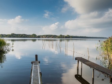 Ruppiner. Brandenburg, Almanya 'da göle bak. .