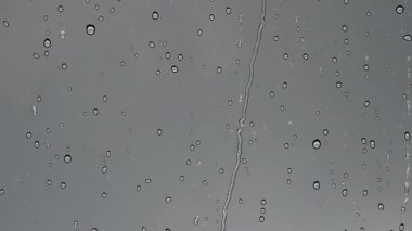 Pencere camındaki yağmur damlaları 