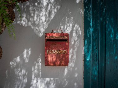 Teguise Adası Lanzarote 'de duvardaki eski posta kutusu.