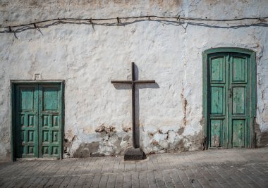 Eski ahşap haç şehrin duvarına karşı Teguise, Lanzarote .