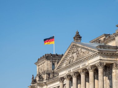 Almanya 'nın Berlin, Almanya' daki Reichstag binasında bayrak salladı.