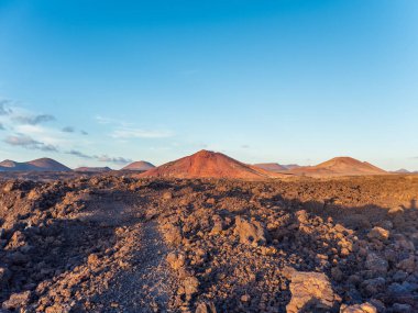 Timanfaya Ulusal Parkı, Lanzarote Adası, Kanarya Adaları 'nda bulunan bir İspanyol milli parkıdır. Timanfaya, Lanzarote Adası 'nda aktif bir volkanik bölge ve popüler bir turistik merkezdir..