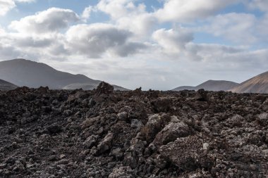 Timanfaya Ulusal Parkı, Lanzarote Adası, Kanarya Adaları 'nda bulunan bir İspanyol milli parkıdır. Timanfaya, Lanzarote Adası 'nda aktif bir volkanik bölge ve popüler bir turistik merkezdir..