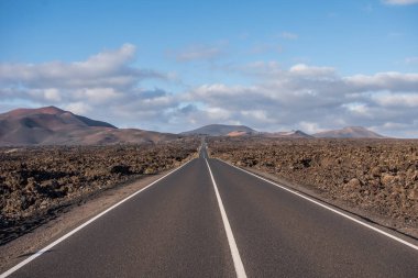 Lanzarote Adası 'ndaki Timanfaya Milli Parkı' nın yolu .