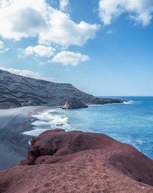 Volkanik siyah plajda sörf El Golfo, ada Lanzarote.