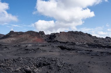 Lanzarote Adası, Kanarya Adaları 'ndaki Timanfaya Ulusal Parkı' nın volkanik manzarası .