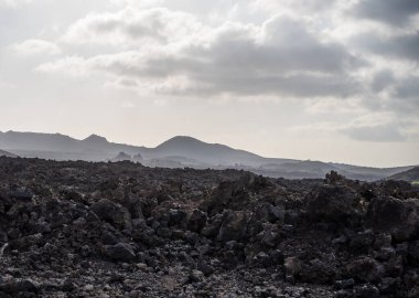 Timanfaya Ulusal Parkı, Lanzarote Adası, Kanarya Adaları 'nda bulunan bir İspanyol milli parkıdır. Timanfaya, Lanzarote Adası 'nda aktif bir volkanik bölge ve popüler bir turistik merkezdir..