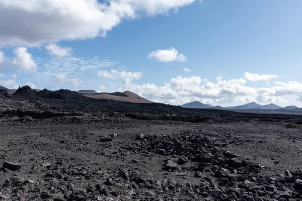 Lanzarote Adası, Kanarya Adaları 'ndaki Timanfaya Ulusal Parkı' nın volkanik manzarası .