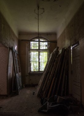 Kayıp bir binanın eski terk edilmiş odası. .