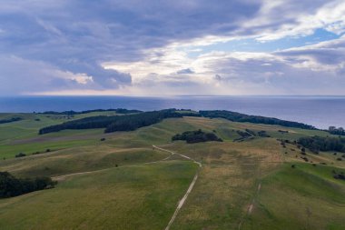 Ruegen, Almanya 'daki Moenchgut bölgesinde insansız hava aracı panoraması .