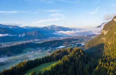 Avusturya 'da güneş doğarken, Tyrol arazisi üzerinde insansız hava aracı manzarası