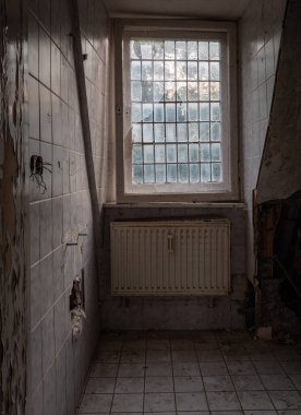 Kayıp bir binanın eski terk edilmiş odası. .