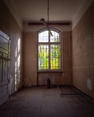 Kayıp bir binanın eski terk edilmiş odası. .