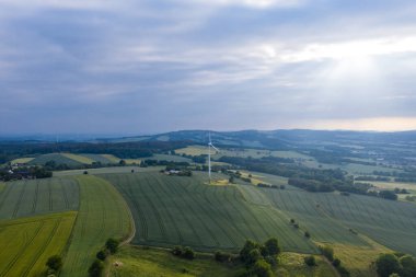 Almanya 'da peyzaj ve rüzgar türbini üzerine İHA panoraması .