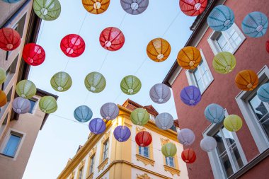 Almanya 'nın Wrzburg şehrinde gökyüzüne karşı renkli çinaselantern