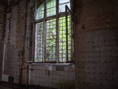 Kayıp bir binanın eski terk edilmiş odası. .