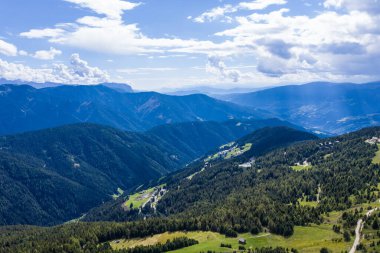 İtalya 'da Güney Tyrol' da Seiser Alm üzerine İHA panoraması .