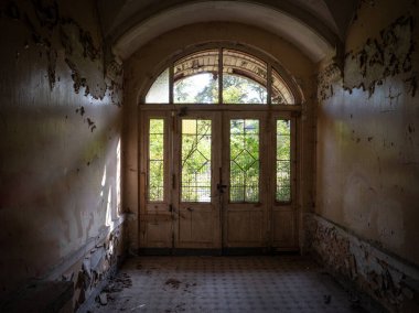 Kayıp bir binanın eski terk edilmiş odası. .