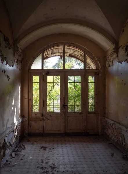 Kayıp bir binanın eski terk edilmiş odası. .