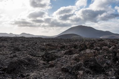 Timanfaya Ulusal Parkı, Lanzarote Adası, Kanarya Adaları 'nda bulunan bir İspanyol milli parkıdır. Timanfaya, Lanzarote Adası 'nda aktif bir volkanik bölge ve popüler bir turistik merkezdir..