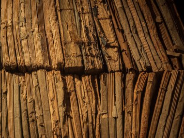 Kitaplıktaki eski ve eski kitaplar. .