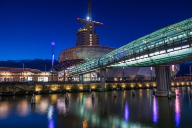 Almanya 'daki Bremerhafen kentinin mimarisi ve gece manzarası .