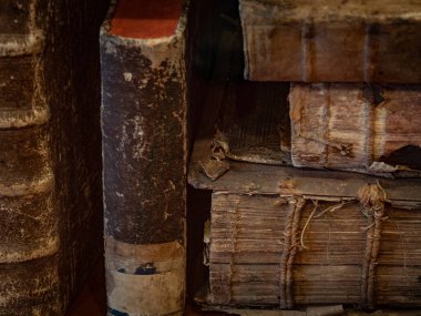 Kitaplıktaki eski ve eski kitaplar. .