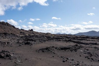 Lanzarote Adası, Kanarya Adaları 'ndaki Timanfaya Ulusal Parkı' nın volkanik manzarası .